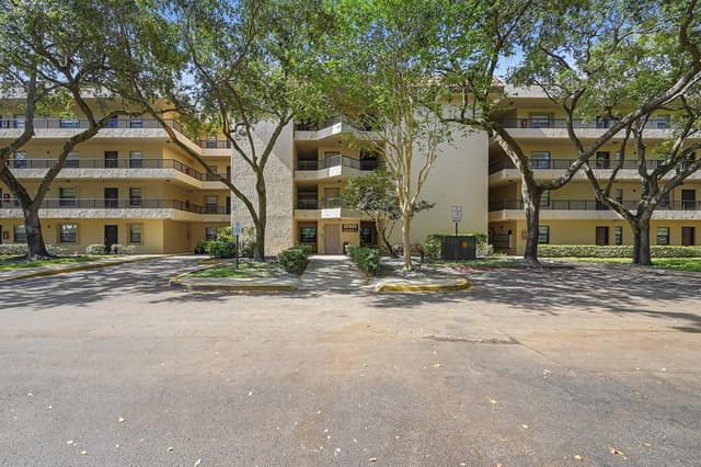 10501 W Broward Boulevard # 405, Plantation FL 33324 - Plantation, FL - Photo 2