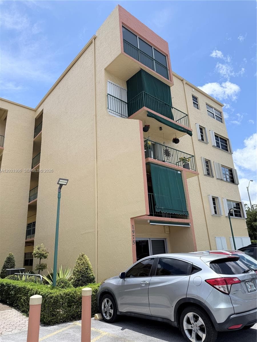 1975 W 44th Pl # 401, Hialeah FL 33012 - Hialeah, FL - Photo 1
