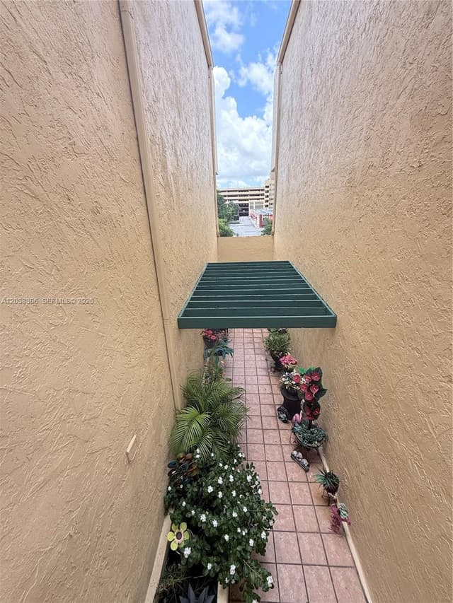1975 W 44th Pl # 401, Hialeah FL 33012 - Hialeah, FL - Photo 4