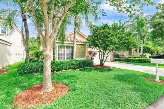 2013 Island Cir, Weston FL 33326 - Weston, FL - Photo 2