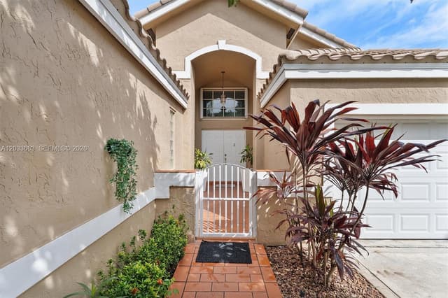 2013 Island Cir, Weston FL 33326 - Weston, FL - Photo 5