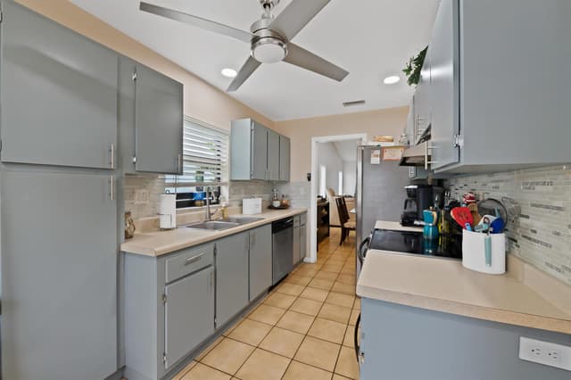 8108 NW 100th Way, Tamarac FL 33321 - Tamarac, FL - Photo 2
