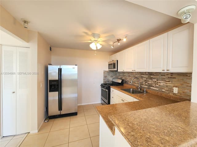 2025 NE 164th St # 503, North Miami Beach FL 33162 - North Miami Beach, FL - Photo 2