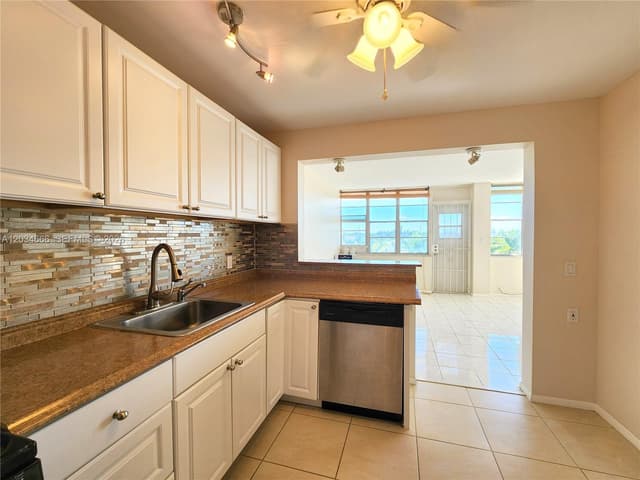 2025 NE 164th St # 503, North Miami Beach FL 33162 - North Miami Beach, FL - Photo 4