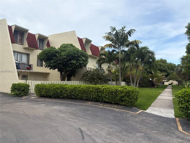 1655 NE 115th St # 29B, Miami FL 33181 - Miami, FL - Photo 2