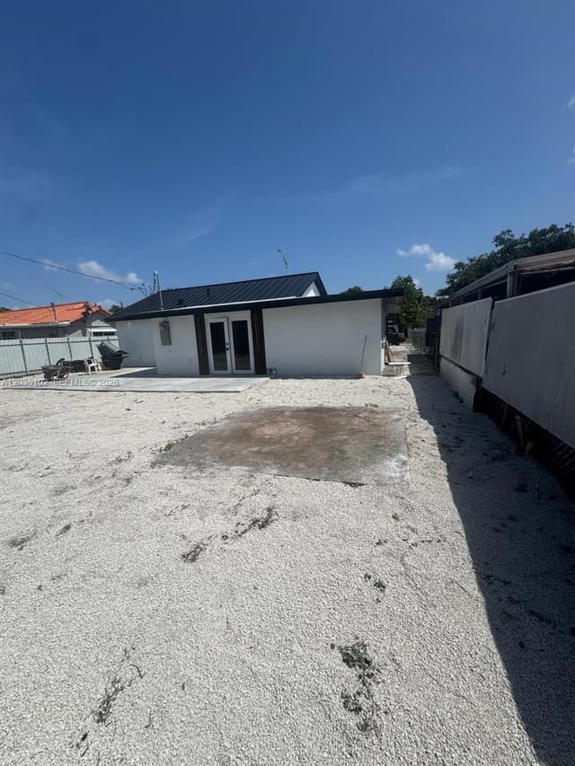 841 NE 4th Pl, Hialeah FL 33010 - Hialeah, FL - Photo 2