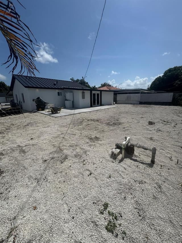 841 NE 4th Pl, Hialeah FL 33010 - Hialeah, FL - Photo 3