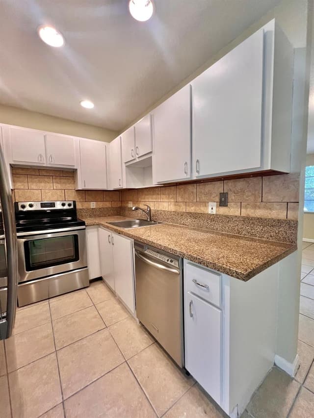 423 Glenwood Drive, West Palm Beach FL 33415 - West Palm Beach, FL - Photo 2