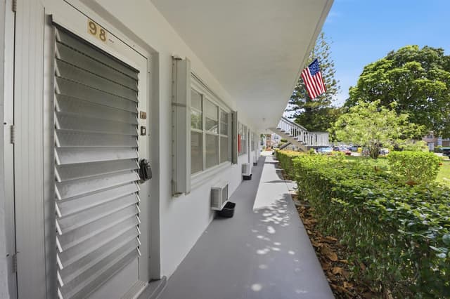 98 E Cambridge E, West Palm Beach FL 33417 - West Palm Beach, FL - Photo 4