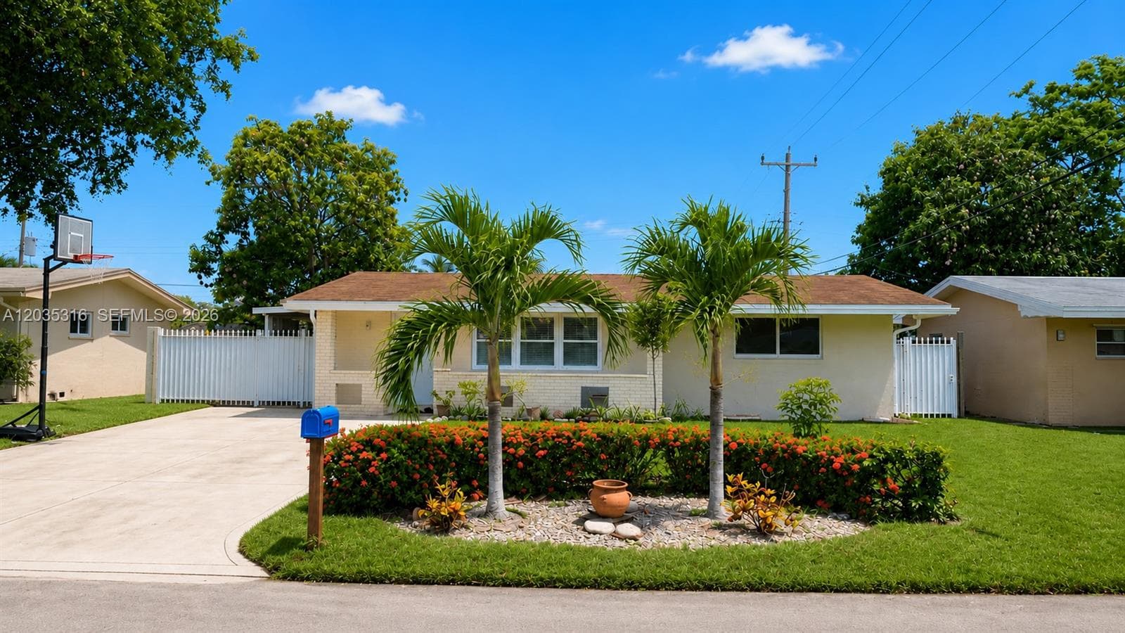 7611 NW 15th Ct, Pembroke Pines FL 33024