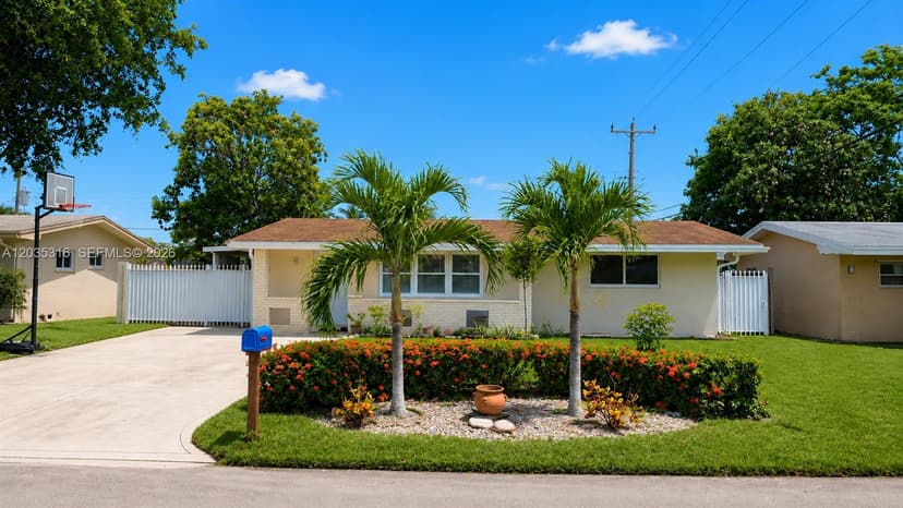 7611 NW 15th Ct, Pembroke Pines FL 33024