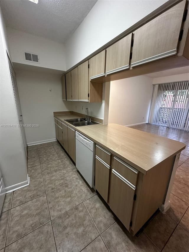18356 NW 68th Ave # K, Hialeah FL 33015 - Hialeah, FL - Photo 3