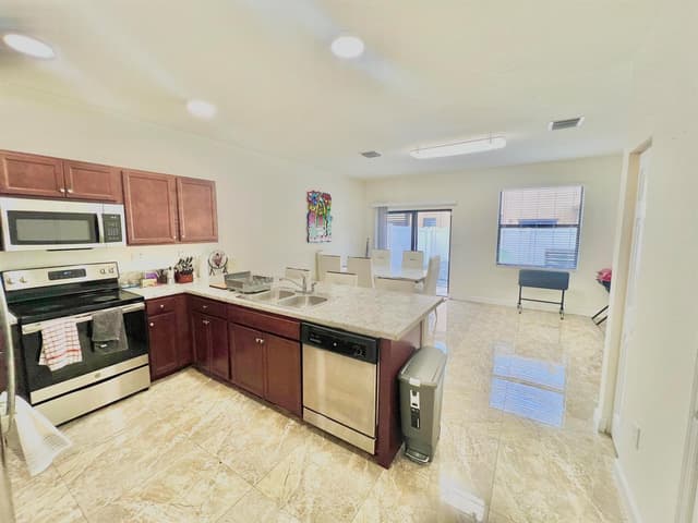 10490 W 33rd Way, Hialeah FL 33018 - Hialeah, FL - Photo 2