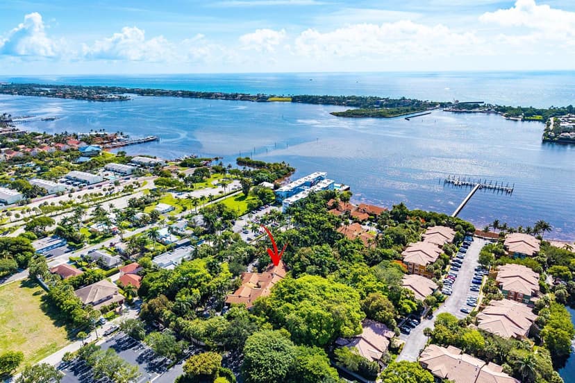 16 Via Lago, Boynton Beach FL 33435