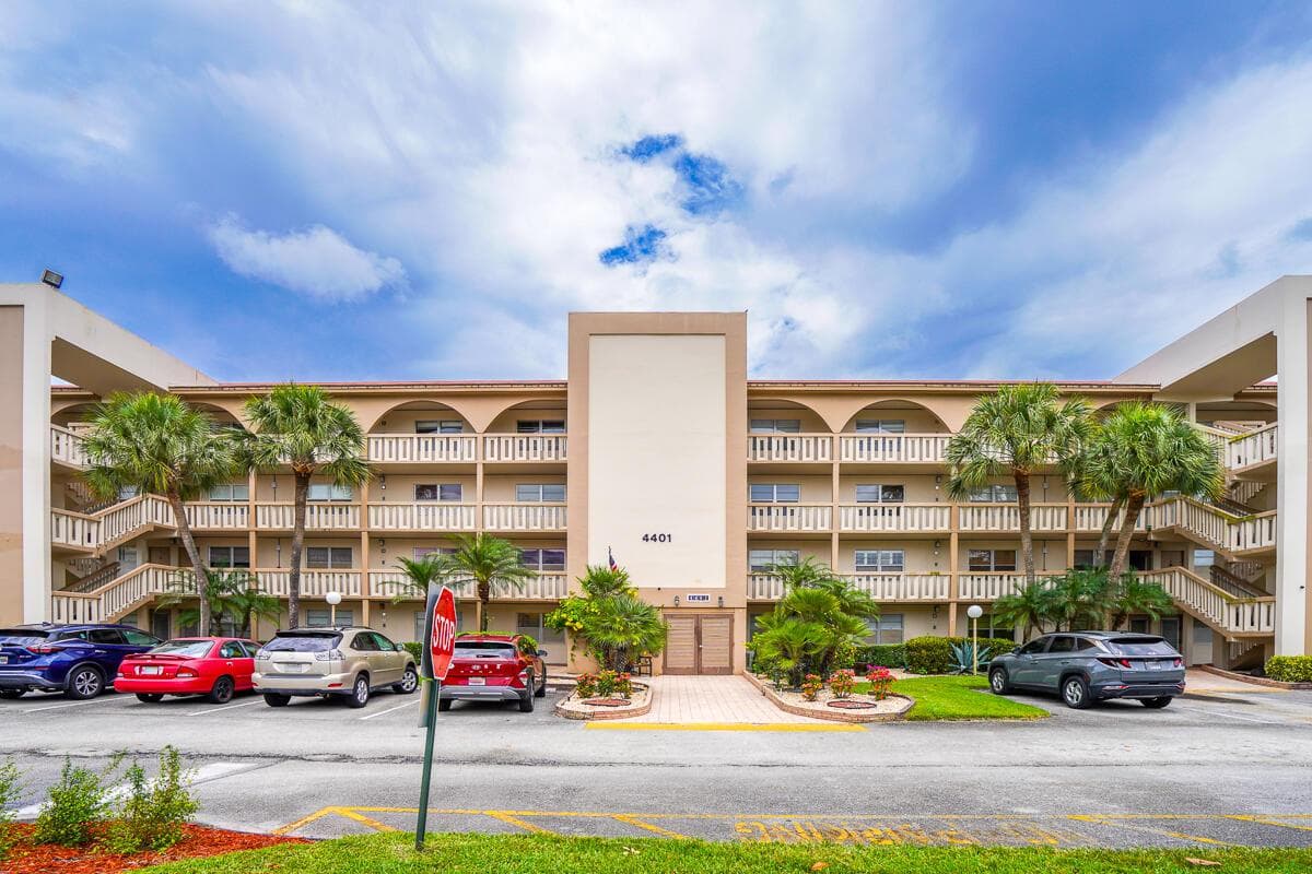 4401 Martinique Court # D2, Coconut Creek FL 33066 - Coconut Creek, FL - Photo 1