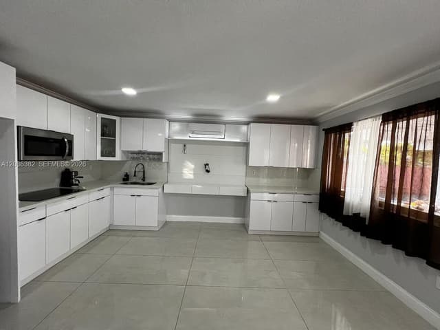 1271 W 79th St, Hialeah FL 33014 - Hialeah, FL - Photo 4