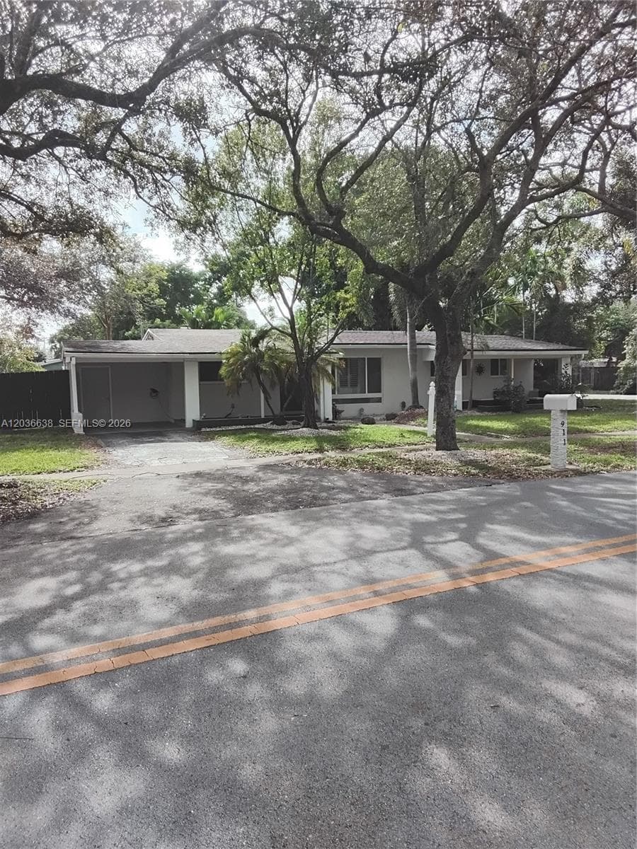 911 W Country Club Cir, Plantation FL 33317