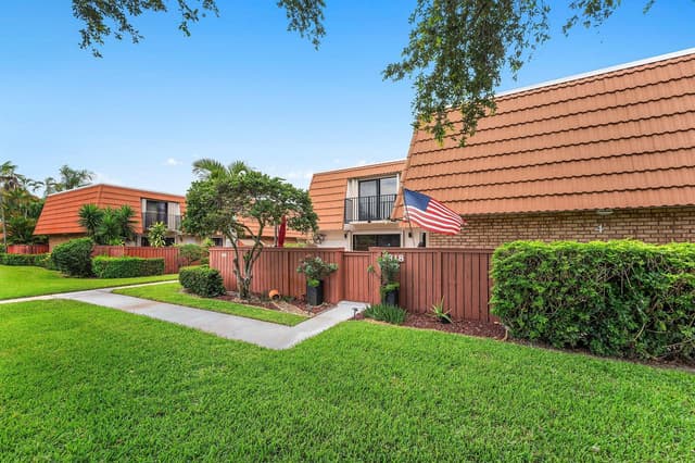 2818 Waterford Drive N, Deerfield Beach FL 33442 - Deerfield Beach, FL - Photo 2