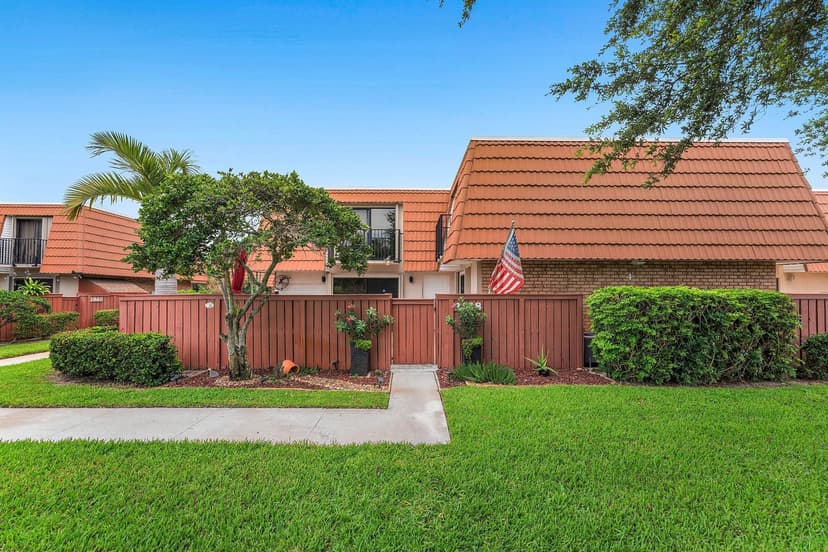 2818 Waterford Drive N, Deerfield Beach FL 33442