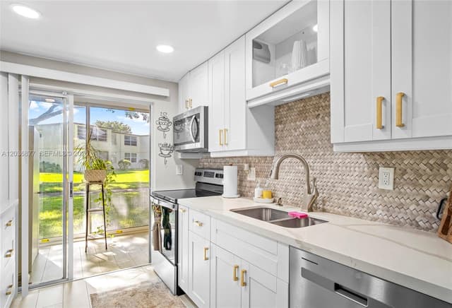 19 Abbey Ln # 104, Delray Beach FL 33446 - Delray Beach, FL - Photo 2