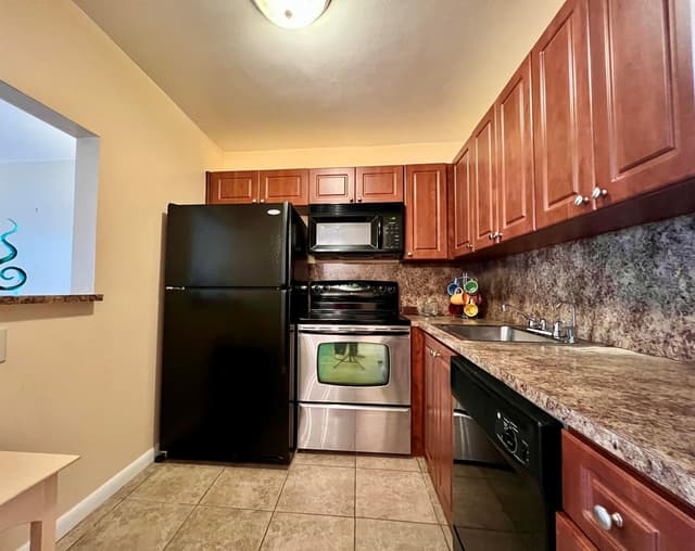 142 Cambridge F, West Palm Beach FL 33417 - West Palm Beach, FL - Photo 2