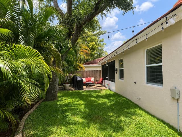 12280 Dartmoor Drive, Wellington FL 33414 - Wellington, FL - Photo 2