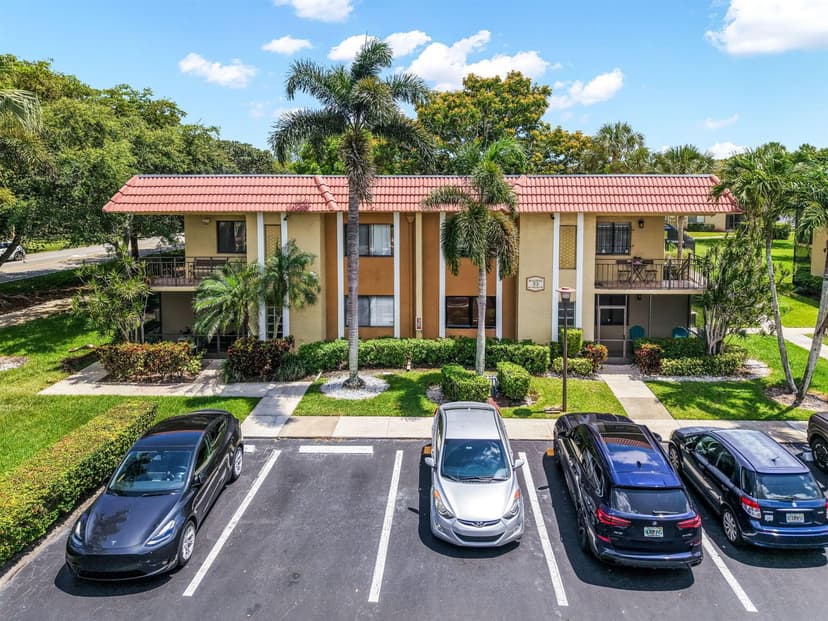 303 Lakeview Drive # 102, Weston FL 33326