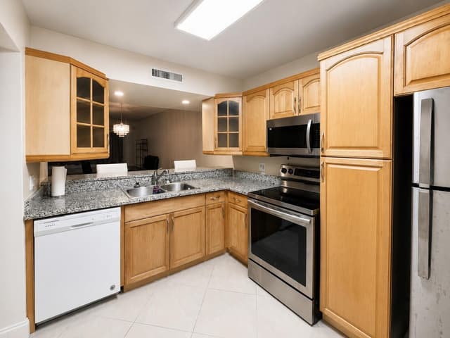 3516 Whitehall Drive # 105, West Palm Beach FL 33401 - West Palm Beach, FL - Photo 3