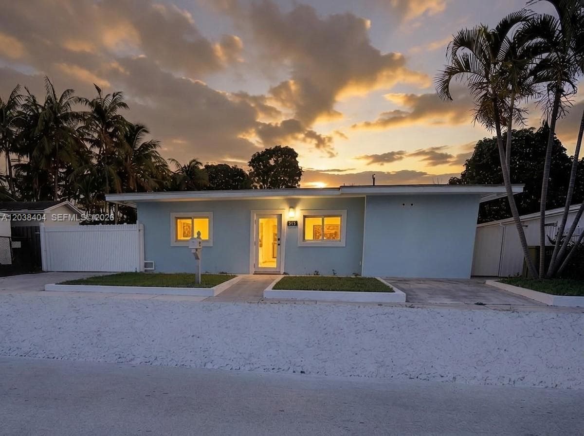 572 E 38th St, Hialeah FL 33013