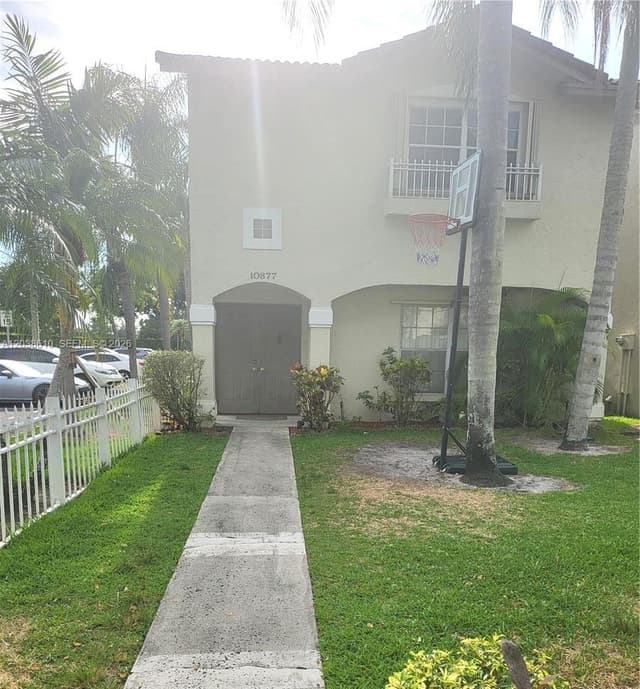 10877 NW 8th St, Pembroke Pines FL 33026 - Pembroke Pines, FL - Photo 2