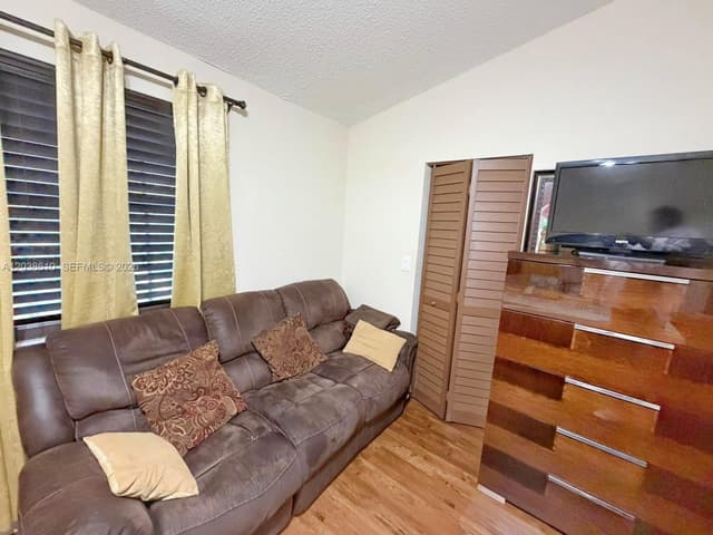 10877 NW 8th St, Pembroke Pines FL 33026 - Pembroke Pines, FL - Photo 6