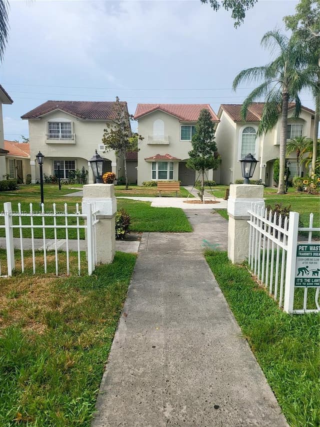 10877 NW 8th St, Pembroke Pines FL 33026 - Pembroke Pines, FL - Photo 3