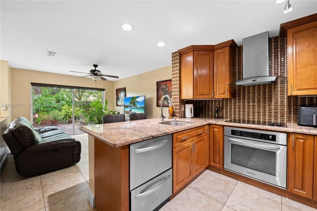 2021 Barcelona Ter, Margate FL 33063 - Margate, FL - Photo 5