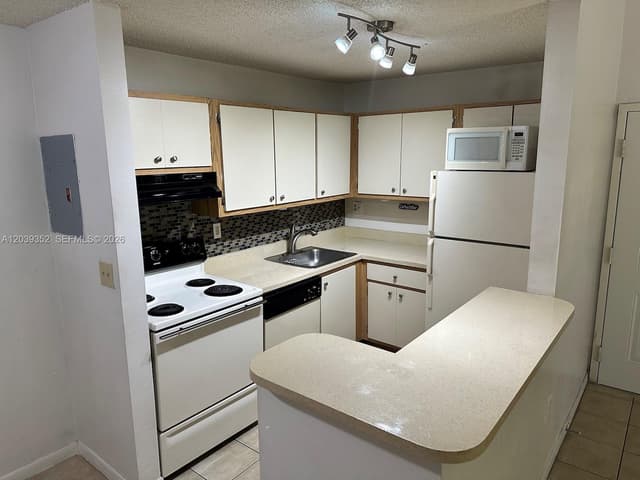 7200 NW 179th St # 311, Hialeah FL 33015 - Hialeah, FL - Photo 3