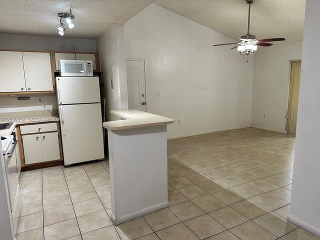 7200 NW 179th St # 311, Hialeah FL 33015 - Hialeah, FL - Photo 4