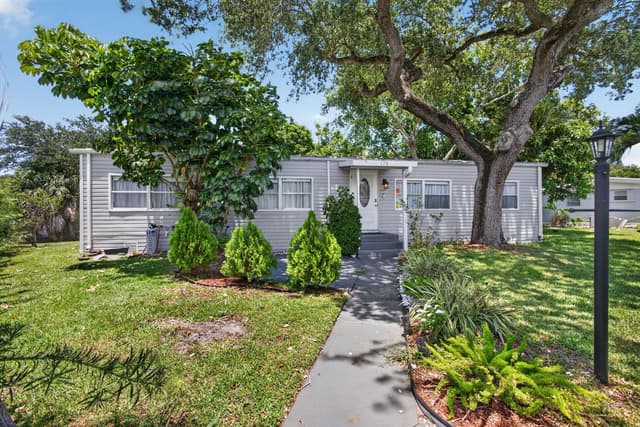 170 Maple Avenue W, Palm Beach Gardens FL 33410 - Palm Beach Gardens, FL - Photo 4