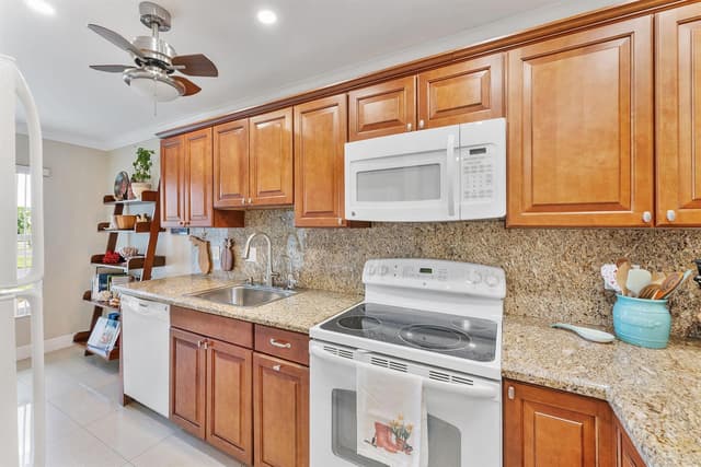1041 Orange Terrace # 104, Delray Beach FL 33445 - Delray Beach, FL - Photo 5