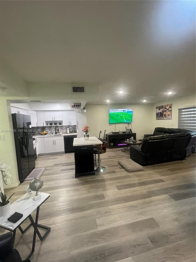 6945 W 2nd Way, Hialeah FL 33014 - Hialeah, FL - Photo 5