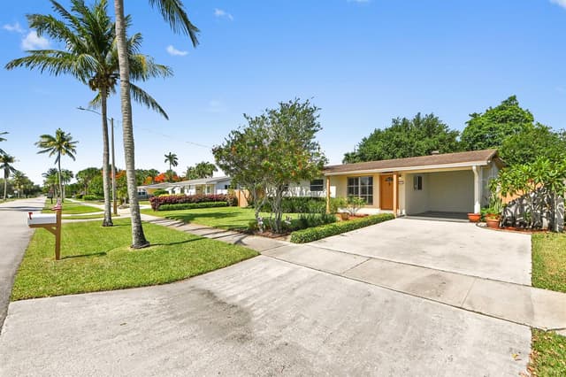 313 Poe Drive, Palm Springs FL 33461 - Palm Springs, FL - Photo 2