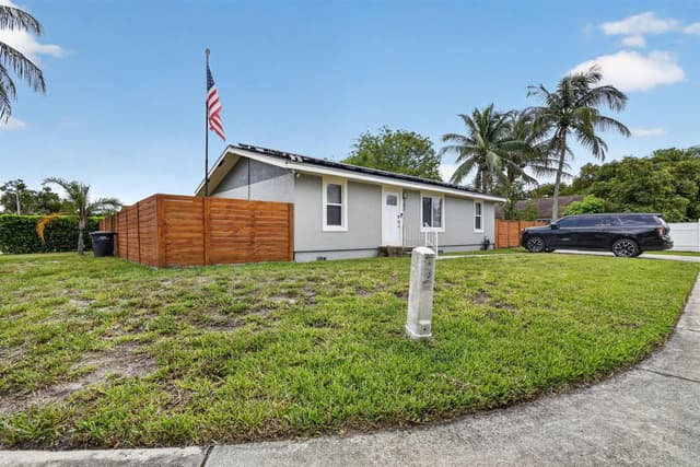 202 Elaine Circle W, West Palm Beach FL 33409 - West Palm Beach, FL - Photo 2