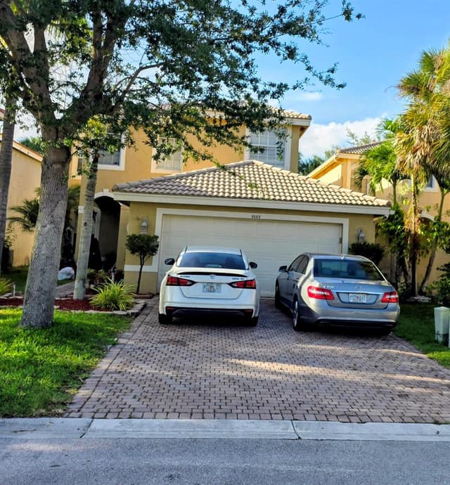 5069 Starblaze Drive, FL 33463 - Photo 2