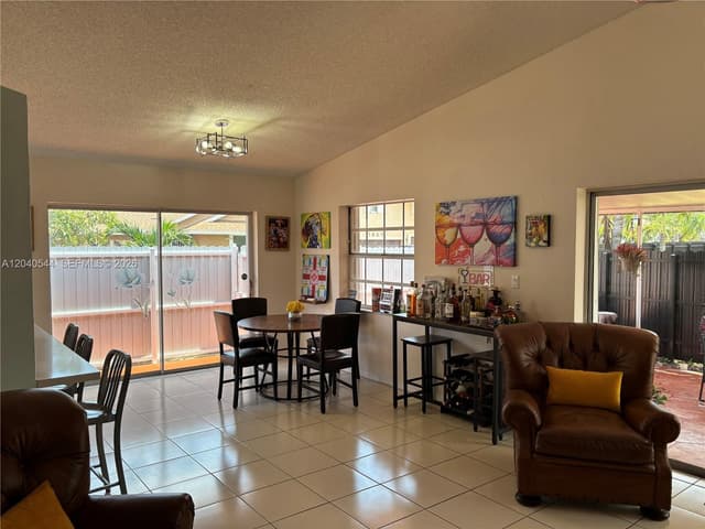 18713 NW 78th Ct, Hialeah FL 33015 - Hialeah, FL - Photo 2