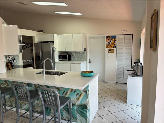 18713 NW 78th Ct, Hialeah FL 33015 - Hialeah, FL - Photo 3