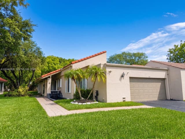 324 Patio Village Ter, Weston FL 33326 - Weston, FL - Photo 2