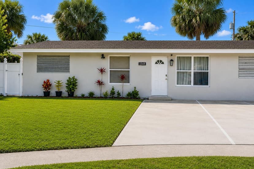 1545 S 24th Court, West Palm Beach FL 33404