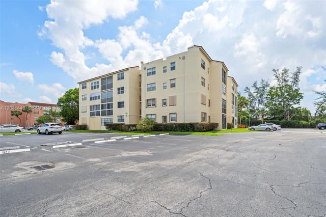 2871 Somerset Dr # 102, Lauderdale Lakes FL 33311 - Lauderdale Lakes, FL - Photo 2