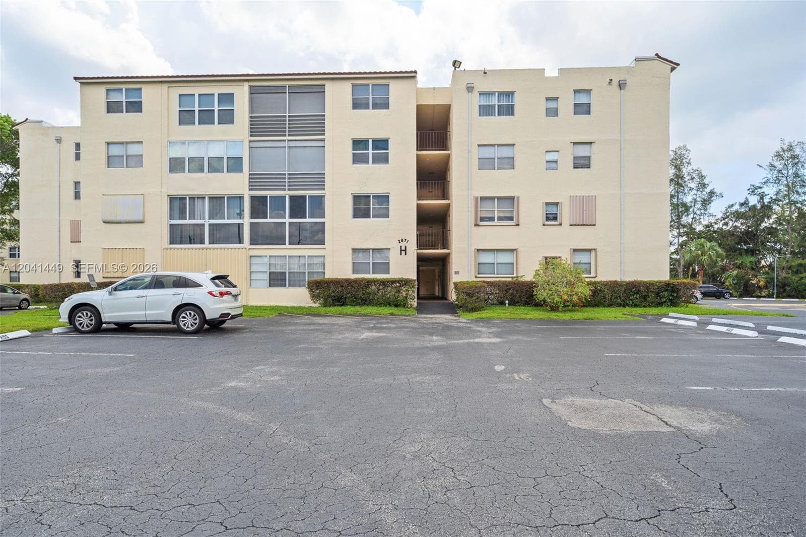 2871 Somerset Dr # 102, Lauderdale Lakes FL 33311 - Lauderdale Lakes, FL - Photo 1