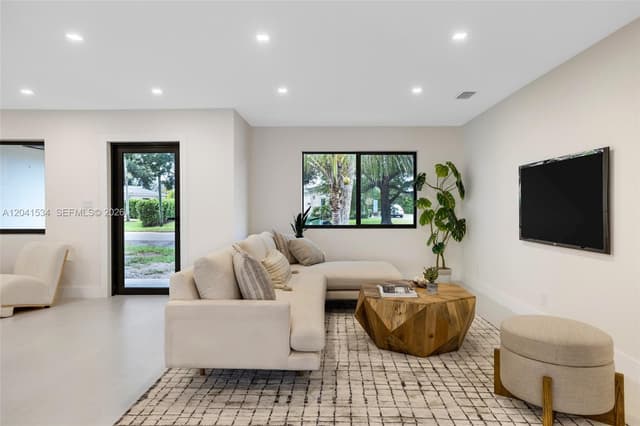 5718 NE 15th Ave, Fort Lauderdale FL 33334 - Fort Lauderdale, FL - Photo 2