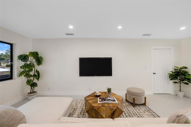 5718 NE 15th Ave, Fort Lauderdale FL 33334 - Fort Lauderdale, FL - Photo 3