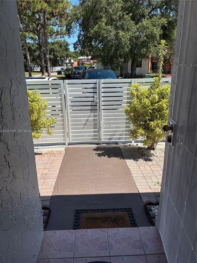 21122 NW 39th Ave, Miami Gardens FL 33055 - Miami Gardens, FL - Photo 4
